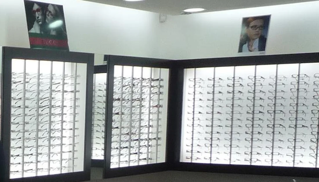 Les murs de montures rétroéclairés de la boutique Visuel Center